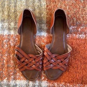 Brown sandals with woven toe. Brand: Universal Thread. Size 6.5